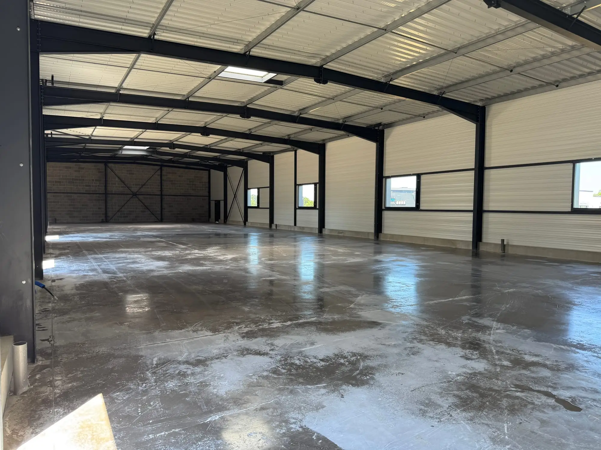 Dallage béton lissé dans un hangar industriel, réalisé par MPSB en Normandie